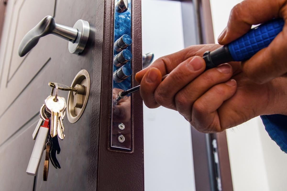 Expert providing emergency locksmith services
