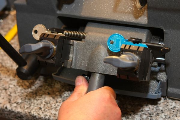 Locksmith expert cutting and duplicating key
