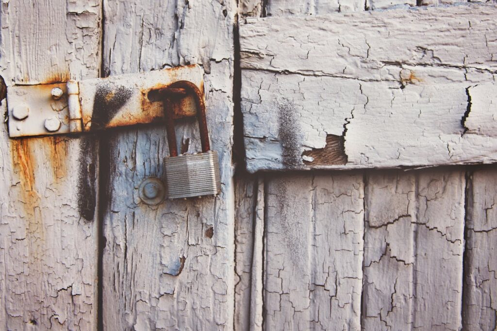 A photo of a rusty lock that will need a locksmith